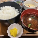 Hanafuji - ご飯に赤出汁に沢庵。