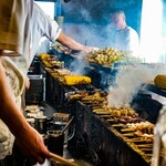 いせや総本店 - 目の前に繰り広げられる焼き場の様子、煙が半端ないです。ラフな格好で行きましょう！