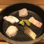 山沙商店すし芳 - 刺身　
            ・あら(くえ←関西より北はくえという幻の高級魚　白身の刺身では一番高級とのことでした)
            ・天然のカンパチのハラミ
            ・水蛸
            ・かます　藁の燻製
            ・鯨のさえずり(べろ)