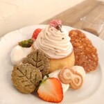 喫茶 tameiki - 春先のさくらプリンアラモード 890円✨トップにさくらクリーム、その中には白あんといちご入り♪よもぎクッキー、蝶々のレモンクッキーも抜かりなく美味しい！ほうじ茶シロップで味変可能です。