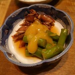 Tonikaku Komeni Kodawarumise Kokoya - ホタルイカとアスパラの辛子味噌