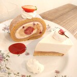 喫茶 tameiki - いちごのロールケーキ 780円、さくらのレアチーズケーキ 720円✨もちっとしたロールケーキに巻かれた、角切りいちごや丸ごといちご♡レアチーズは桜の葉の香りに桜あん。ほうじ茶クリーム添えです。