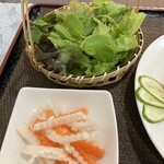 A Dong Restaurant - パクチーとレタス　大根とにんじんの酢漬け