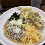 清水や - 蕎麦アップ。ここの蕎麦は歯ごたえがあって好みですが茄子天は冷めててイマイチ。