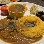 スパイスカレー つぼみのかおり - あいがけカレー 1400円 (あさりカレー、きまぐれカレー)、ハリッサ 50円
      2024年4月30日