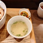 江戸堀 焼豚食堂 - スープ付き。