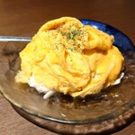 Teppan Izakaya Tekoichi - お店の名物　オムレツが乗ったポテトサラダ
