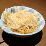 Teppan Izakaya Tekoichi - つき出し　茹でモヤシ