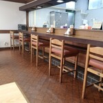 五銭茶屋 - 店内は広いです！カウンター席からは、のしたり切ったりしている処が見られます！