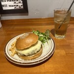 バーガーショップホットボックス - 『Monthly Burger(厳選イタリア産チーズ4種)セット