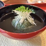 かまくら いち - お椀　コンソメとお出汁のスープ　ヨモギと竹の子クネル