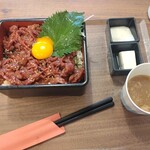 馬鹿うま - 馬肉のユッケ重。