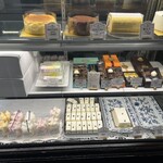 SIROTAE - レアチーズケーキを買いに思い出のある”しろたえ”へ♡    12:30頃到着して、20分ほど並んで待ちました