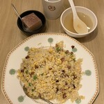 王牌 香港料理・飲茶 - 五目チャーハン880円を大盛150円で