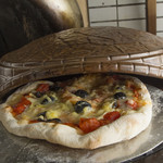 18 - 専用の焼釜で、ふわふわモチモチに焼き上げられるピザ
                      ピザの種類が豊富に揃っており、もちろん生地から手づくり。たっぷりのソースが美味しさを誘います。
                      