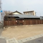 胡蝶庵 仙波 - お店の正面だけでなく横にも駐車スペースあり