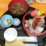 海鮮丼専門店 たろうまる - みそ汁と漬物ととろろ