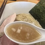 煮干らーめん 川むら - スープは温かいうちに味わうべし。煮干のスープは冷めるとエグ味と塩味が強くなるからね。