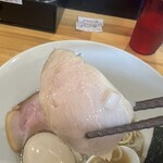 Niboshi Ramen Kawamura - 鶏チャーシュー ジューシーかつ柔らかでほのかにニンニクの風味を感じる。