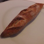 オテル・ド・ヨシノ - パン、こぶりで美味しい。