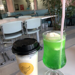 ブルーエイト - 黒糖バナナジュース 650円　ソーダフロート(メロン)450円