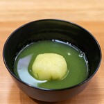 柚木元 - 2024.4 空豆のお椀（昆布出汁で炊いた空豆鞘の擂り流し、空豆の葛豆腐）