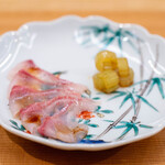 柚木元 - 2024.4 鯉腹身の薄造り（醤油、酢橘、山椒オイルで味付け、あしらひに蕗）