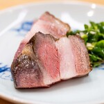 柚木元 - 2024.4 信州新町産3歳経産サフォーク種マトン背ロース藁焼き 付け合わせのマリネ（クレソン、ウルイ、エシャロット）