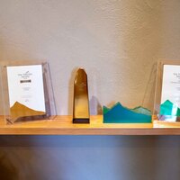 柚木元 - 2024.4 「GOLDアワード」及び「BEST REGIONAL RESTAURANTS」受賞の記念品