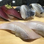 沼津魚がし鮨 流れ鮨 - カツオたたき、こはだ、ぶりとろ