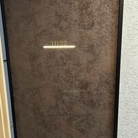 1022 - 外観　入口に見えるけど、入口は右側のガラス戸から