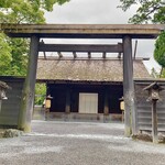 Akafuku - 豊受大神宮 は、 豊受大御神 をお祀りしています。 豊受大御神は内宮の天照大御神のお食事を司る 御饌都神 であり、衣食住、産業の守り神としても崇敬されています