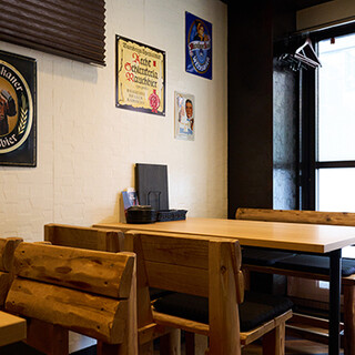 少人数向けテーブル席有◆こじんまりとした店内でプチ宴会を満喫