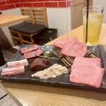 Oniku Ichimai Uri No Yakiniku Ten Yakiniku Todoroki - 【上とどろき盛り】
                        『上カルビ』
                        『上ハラミ』
                        『上ロース』
                        『豚カルビ』
                        『上レバ』
                        『コプチャン』