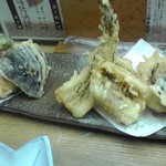 季節料理 藤原 - 右：あなご天ぷら　左：たこ天ぷら　各¥650