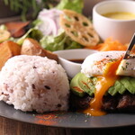 &calm - 料理写真:とろとろ黄身のポーチドエッグとアボカドのせハンバーグ