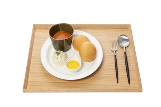 Toi Kafe - スープ、ポテトサラダ、小麦胚芽入りプチパン（岩塩オリーブオイル付き）のセットプレート。スープは、コーン、ミネストローネ、クラムチャウダーの3種類 から選べます。