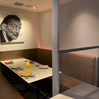 6名様までご利用いただけます半個室スペース。こちらにはダリのARTを展示。
