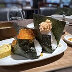 Omusubi Sakaba Enoma - おむすびは「銀鮭」と「いくら」をチョイス。