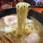 らーめん　雲 - らーめんは中太麺（他店では中細表記の場合も）。中華そばは、細麺。