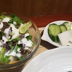 キッチン ブルー グローブ - サラダ、お新香のアップ