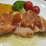 キッチン ブルー グローブ - 正面から、鳥もも肉コンフィ、ソースが多い？