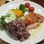 キッチン ブルー グローブ - ご飯、サラダを乗せて