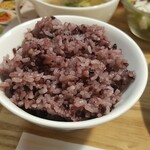 キッチン ブルー グローブ - 黒米大盛りのアップ