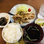 家庭料理居酒屋 よってって - ♪豚肉の塩麹炒め定食 ¥700