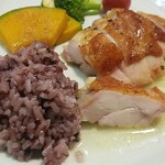 キッチン ブルー グローブ - コンフィは肉厚！、アンチョビとハープ風味の肉汁ソース？