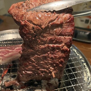 以整條豪邁烤製的招牌菜◆盡情品味肉類的原汁原味