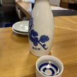 Shinagawa Uojuku - 菊正宗樽酒熱燗。美味い。