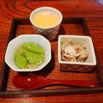 Kiharu No Gomasabaya - お通し（茶碗蒸し、酢モツ、えんどう豆）