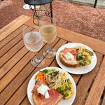 VIN VINO WINE - 在灯笼的柔和灯光下，优雅地享用美酒。